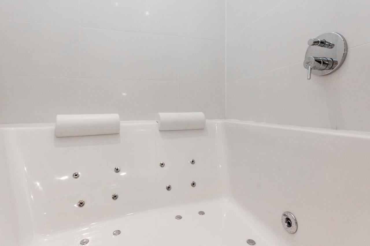 Bpr Sophisticated Astoria Suite With Balcony 布达佩斯 外观 照片
