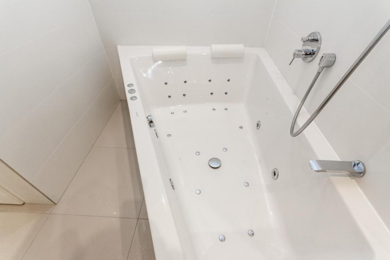 Bpr Sophisticated Astoria Suite With Balcony 布达佩斯 外观 照片